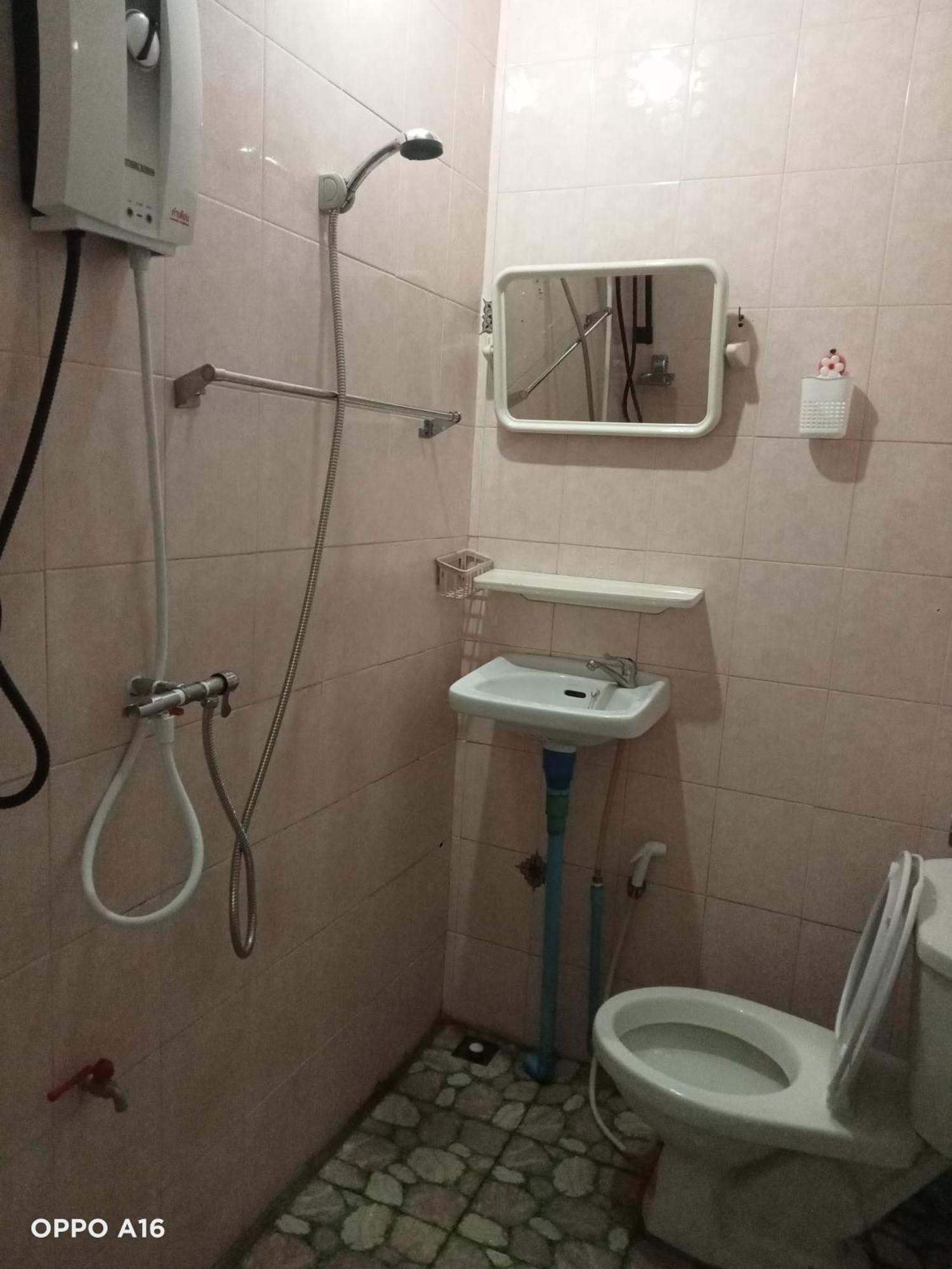 Np Guesthouse Трат Экстерьер фото